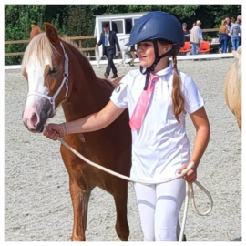 Romy vol trots op de Welshkeuring 2023, in het HKM wedstrijdshirt strass