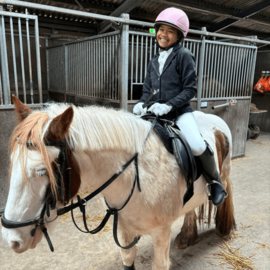 Een stralende Femi in haar glitter wedstrijdset!