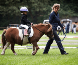 Hoe oud moet een kind zijn om te leren paardrijden?
