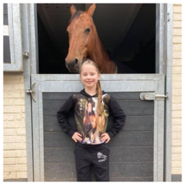 Poseren in je comfortabele paarden joggingpak.