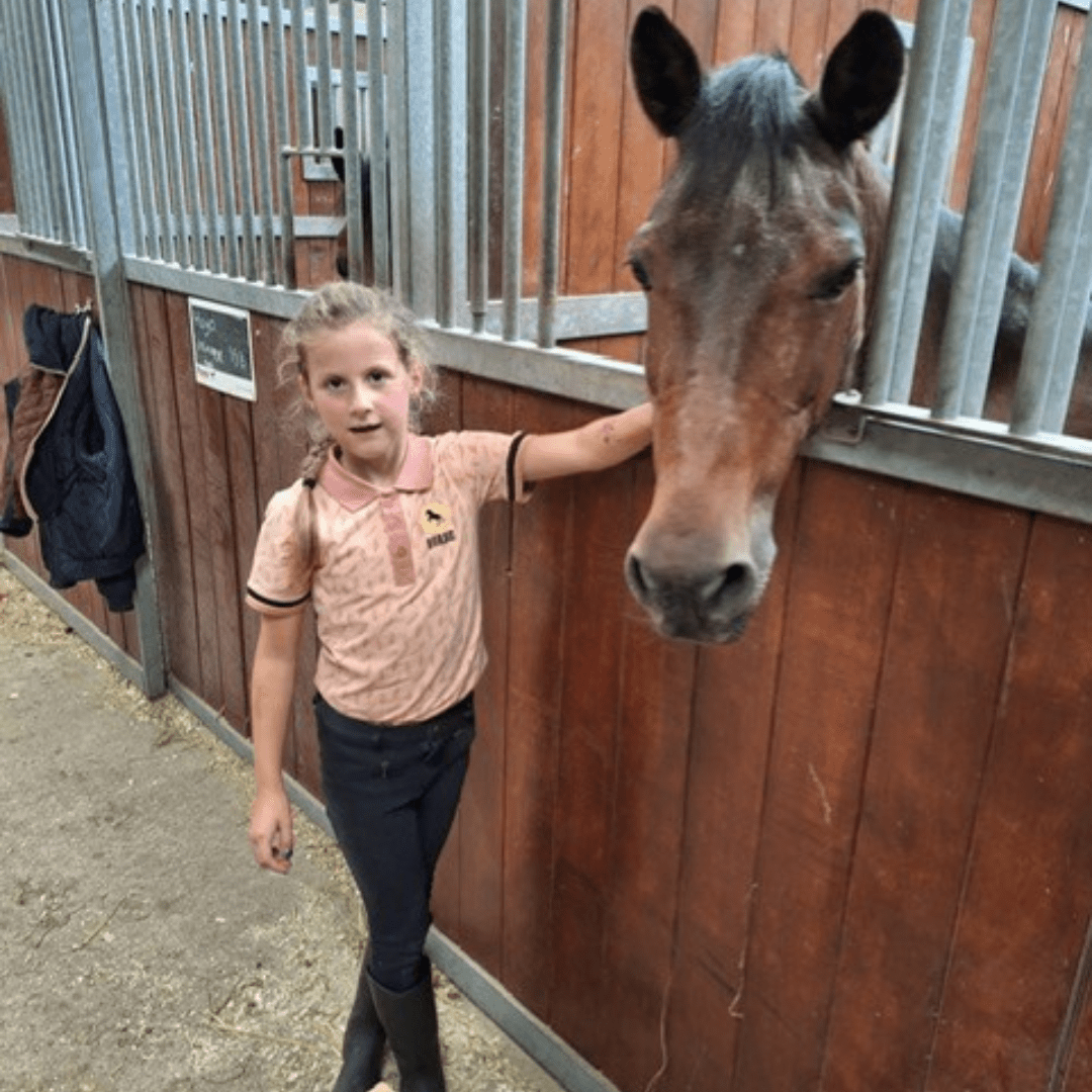 Sam op ponykamp in haar nieuwe outfit! "Ze is er helemaal blij mee en de broek is top voor haar!"