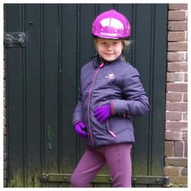 Megan mocht als verrassing voor haar verjaardag paardrijkleding uitzoeken. En ze is gek op paars!