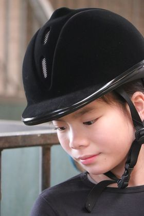 Uithoudingsvermogen Anoi Giftig Caps tijdens het paardrijden beschermen je kind. Onmisbaar dus!