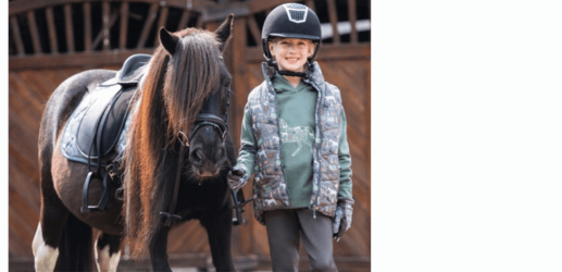 meisje-in-paardrijkleding-met-pony