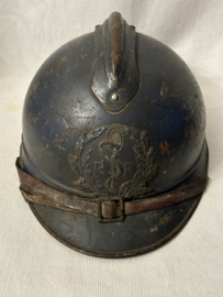 Casque Francais Adrian 1915 du Service de Santé