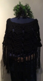 KORTE PONCHO MET FRANJES ZWART.