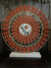 MANDALA/DROMENVANGER OP HOUTEN VOET 55 CM.