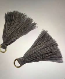 TASSELS MET METALEN RINGETJE.