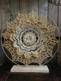 MANDALA/DROMENVANGER OP HOUTEN VOET 55 CM.