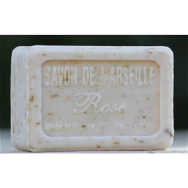 SAVON DE MARSEILLE ROSE MET ROZENBLAADJES.