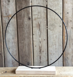 GOUDKLEURIGE RING OP HOUTEN VOET 40 CM.