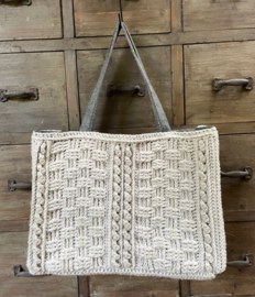 *HAAKPAKKET TAS IRISH VILT OF JUTE.