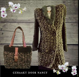 JAS BOUCLE MET BIJPASSENDE TAS.