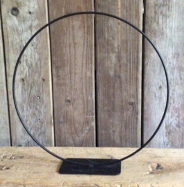 ZWARTE RING OP VOET 40 CM.