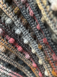 MAART '25 BOX 2 - LINES & DOTS SHAWL