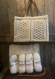 *HAAKPAKKET TAS IRISH VILT OF JUTE.