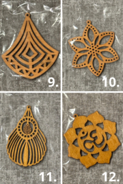 HOUTEN HANGEND ORNAMENT ( 1 STUK) 6 X 7 CM