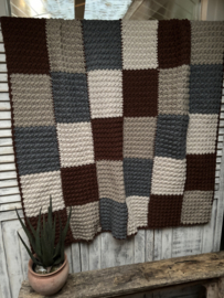 HAAKPAKKET PLAID 'NOSTALGISCHE LAPPENDEKEN'.
