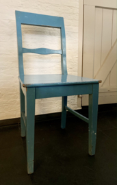 Eenvoudige houten stoel Zweeds blauw