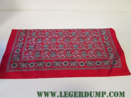Zakdoek (boerenzakdoek) rood met kleine figuurtjes
