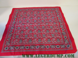 Zakdoek (boerenzakdoek) rood met kleine figuurtjes