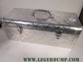 Aluminium kist breed 58 cm, hoog 27 cm, lengte 27 cm