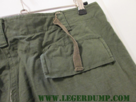 Korte broek groen met streepje
