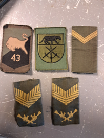 Complete set KL emblemen  sergeant der infanterie  44 BLJ /43 Mechbrig