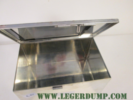 Kist (blik) 29 cm breed, 16 cm hoog, 19 cm lang