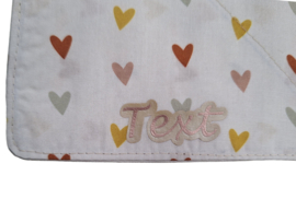Bandana met naam, gekleurde hartjes