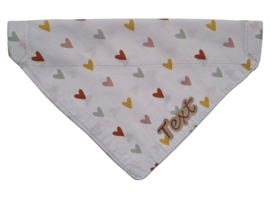 Bandana met naam, gekleurde hartjes