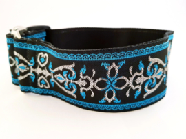 Martingale halsband zwart met sierlint blauw/zwart/zilver, 5cm breed