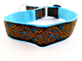 Martingale halsband turquooise/bruin met sierlint, 3cm breed