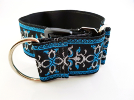 Martingale halsband zwart met sierlint blauw/zwart/zilver, 5cm breed