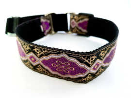 Martingale halsband zwart met sierlint paars, 3cm breed