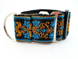 Martingale halsband zwart met sierlint blauw/zwart/goud, 5cm breed