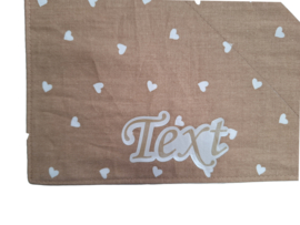 Bandana met naam, taupe met hartjes