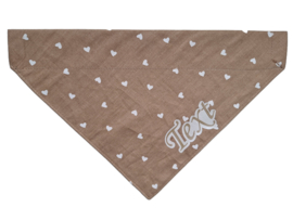 Bandana met naam, taupe met hartjes