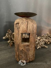 Oud vergrijsde spoel kandelaar | Hout