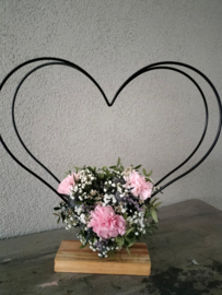 08-05-2024 Workshop Metalen hart met oa verse bloemen, groen of zijde bloemen
