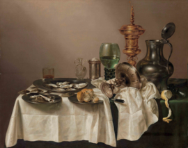 Stilleven met vergulde bokaal door Willem Claesz