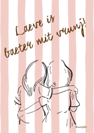 Laeve is baeter mit vrunj, houte poster A5 2 dames