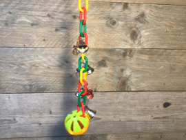 Plastic ketting met bal en belletjes