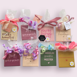 Tegeltje 10 x 10 ingepakt | Juf & meester cadeau
