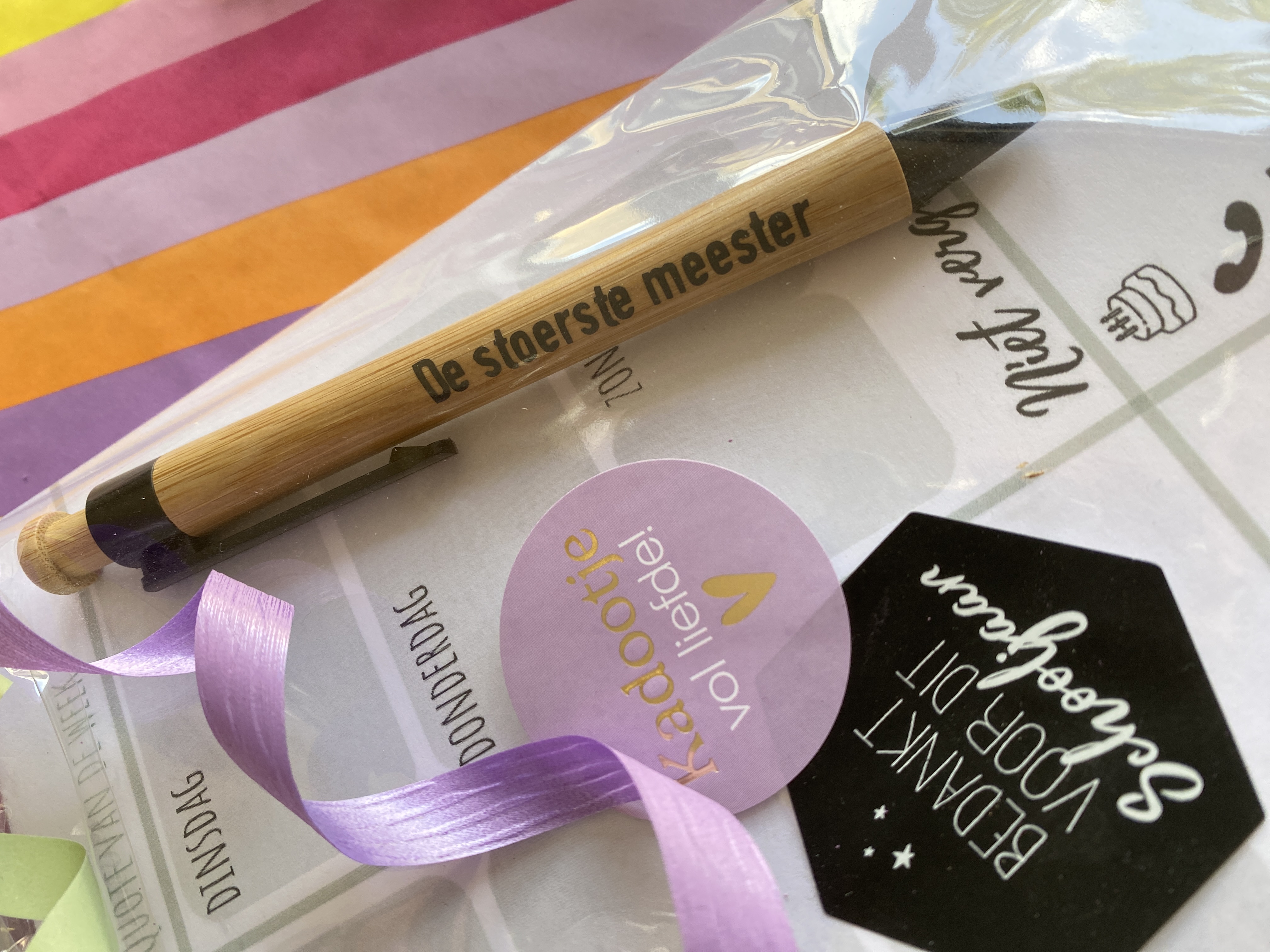 Planner met pen/potlood ingepakt | Juf & meester cadeau