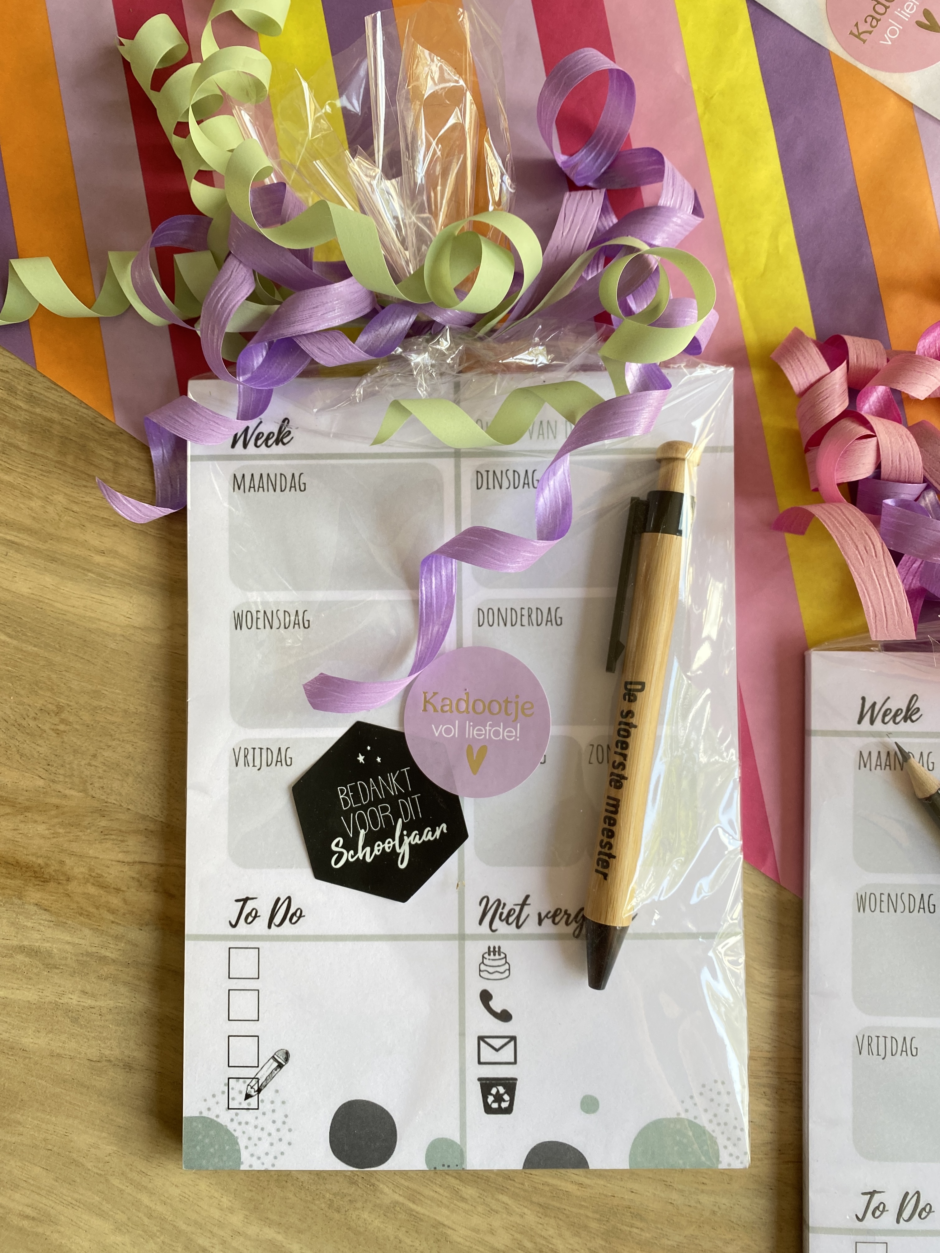 Planner met pen/potlood ingepakt | Juf & meester cadeau