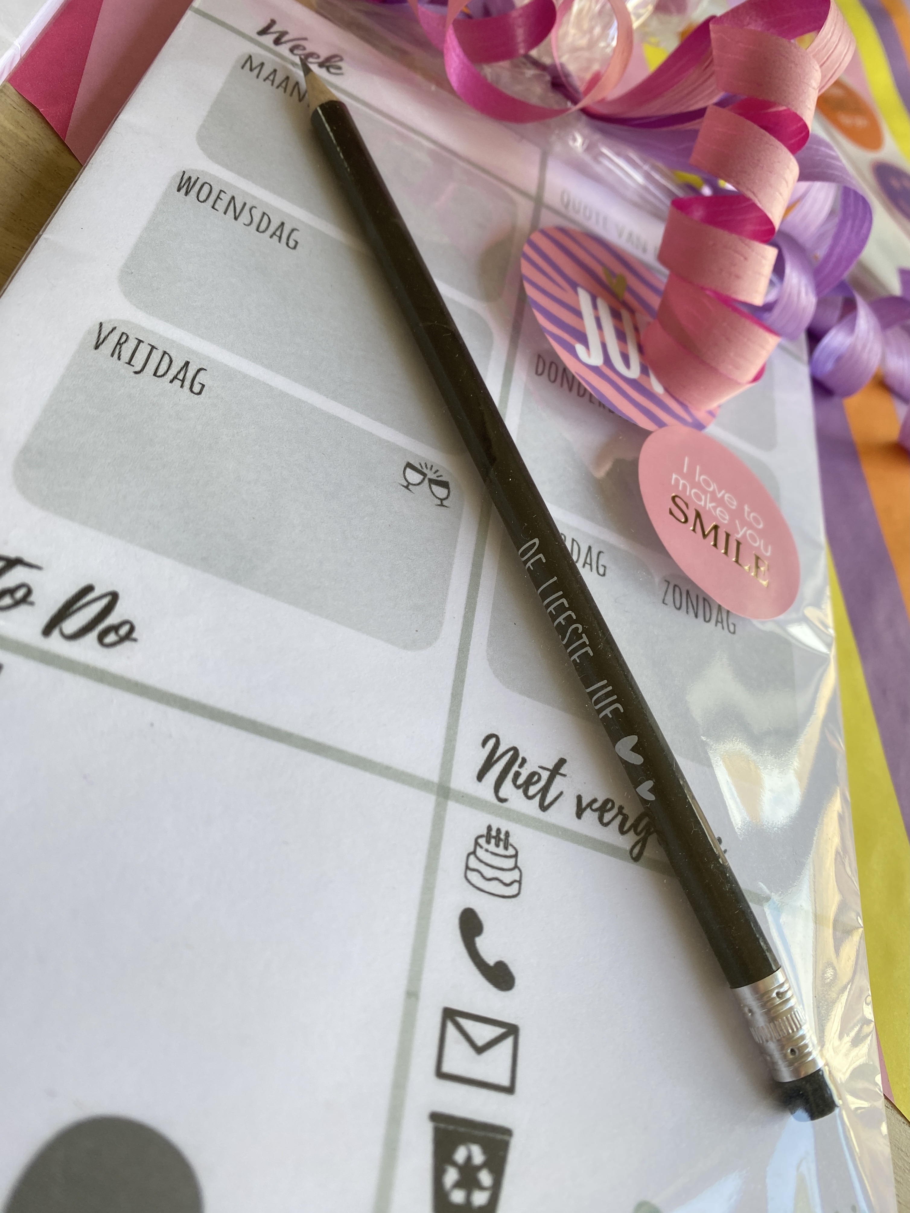 Planner met pen/potlood ingepakt | Juf & meester cadeau