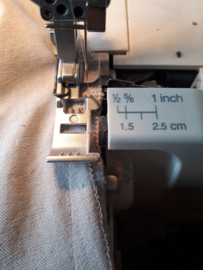 Hoe stikken met naaimachine, overlocken en de zijnaad van een broek innemen in 1 week?