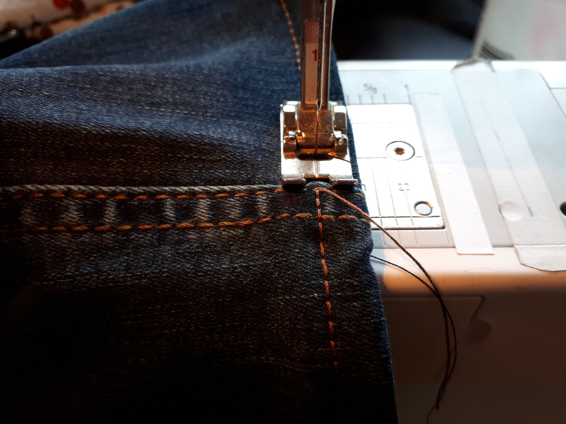 Hoe stikken met naaimachine en retouches aan jeans in 2 weken
