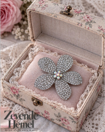Broche Bora